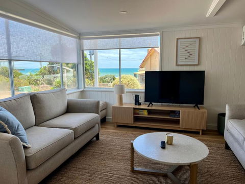 NEW Magpie Sands - 3 Bedroom Home - Downstairs Only, 1 Min Walk To Aldinga Beach - Australian Destinations 2