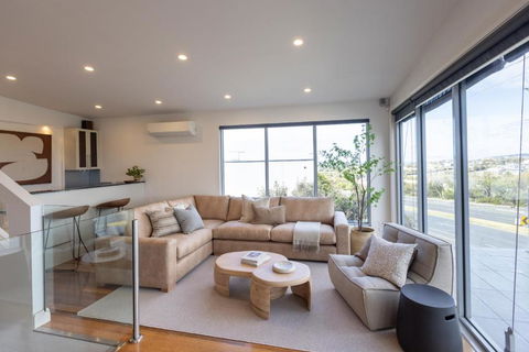 NEW Pleasant View Stays TORQUAY - Australian Destinations 0