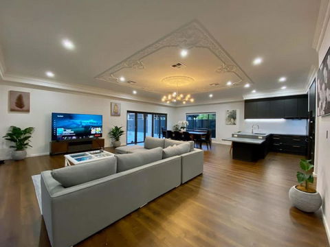 New Spacious Luxury 5 Bedroom Mansion In Unley - Australian Destinations 3