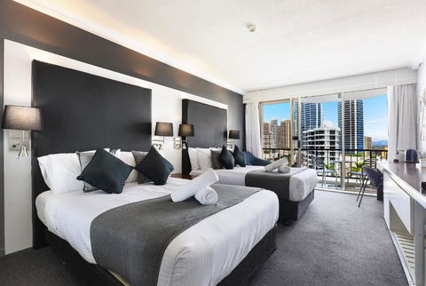 NEW Stunning Central Surfers Studio Apartment. - Australian Destinations 0