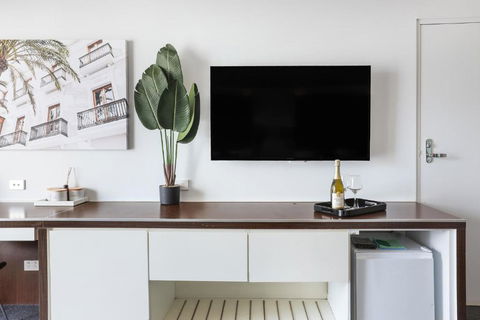 NEW Stunning Central Surfers Studio Apartment. - Australian Destinations 3