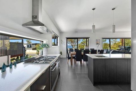NEW - Sunrise Waters Holiday House - Australian Destinations 1