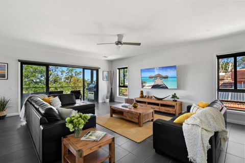 NEW - Sunrise Waters Holiday House - Australian Destinations 2