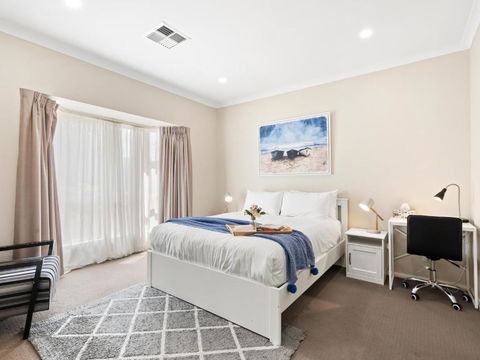 No Stairs, Big House, Garage Richmond Residence 1 - Australian Destinations 1