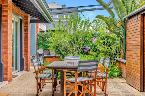 Parish Court - A Unique Contemporary Conversion - Australian Destinations 0