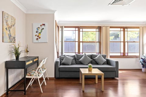 Quadruple Room W Ensuite In Gordon Near Train & Bus - Australian Destinations 2