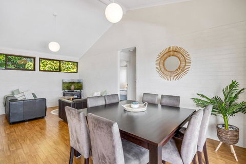 Quaint 2-Bed Beach Abode With Ocean Views - Australian Destinations 1