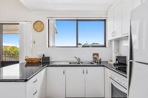 Quaint 2-Bed Beach Abode With Ocean Views - Australian Destinations 2