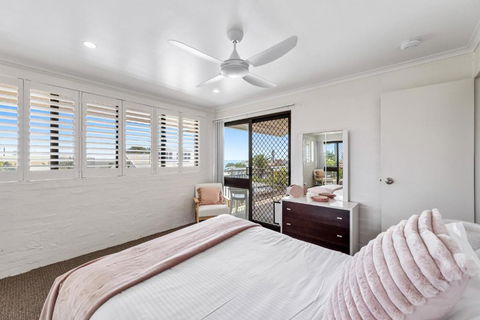 Quaint 2-Bed Beach Abode With Ocean Views - Australian Destinations 3