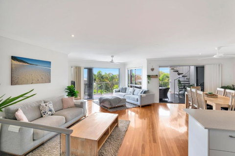 Rainbow Towers 2 Rainbow Beach - Australian Destinations 1