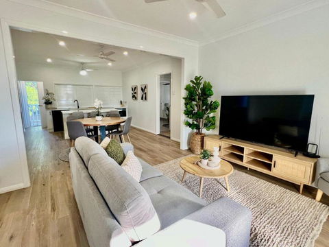 Renovated Queenslander - Upstairs 2km To Stadium - Australian Destinations 1