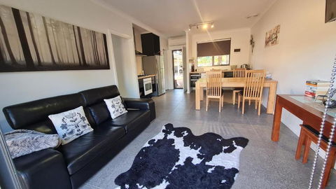 Red Ochre - Large Apartment With Private Courtyard - Australian Destinations 0