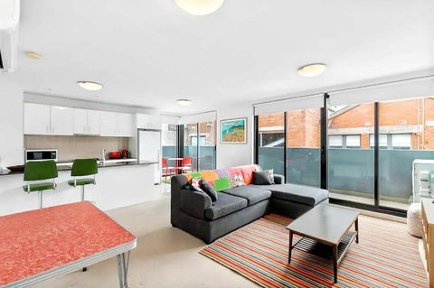 Right In The Centre Of Town - Australian Destinations 1