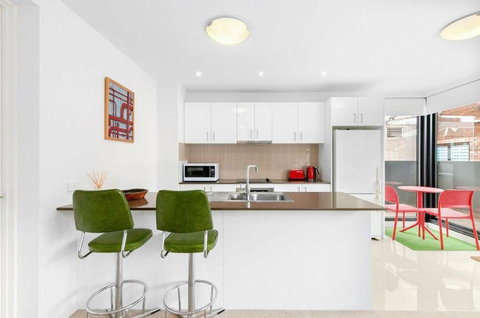 Right In The Centre Of Town - Australian Destinations 2