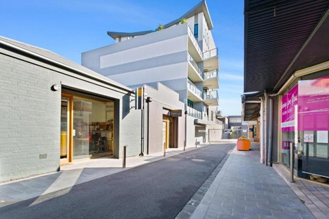 Right In The Centre Of Town - Australian Destinations 3