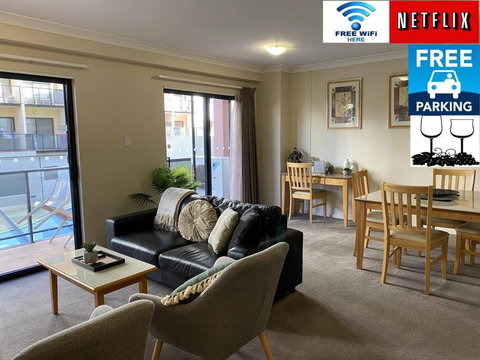 RIVERSIDE CITY VIEW PARKING NETFLIX WIFI WINE FREE - Australian Destinations 0