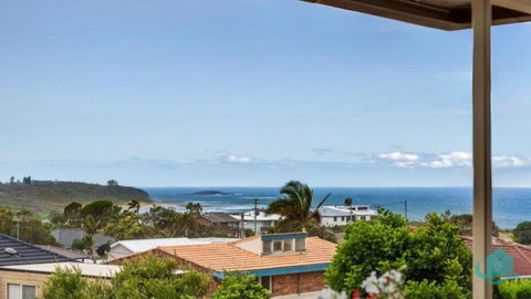 Rosies Retreat - 300m To The Sandy Shores Of Caves Beach - Australian Destinations 1